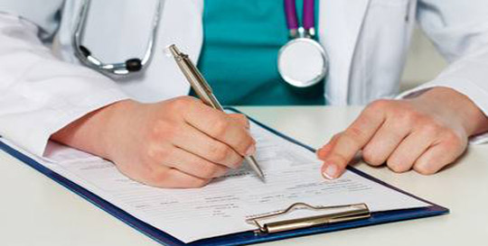 Causa legale per medico che scrive una diagnosi errata